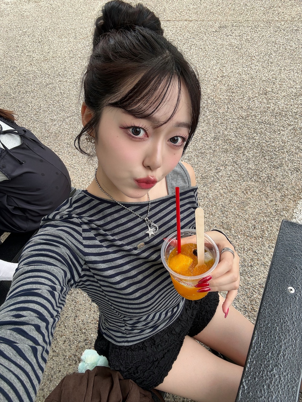 その他のTシャツ/カットソー、ブラック系のスウェットパンツ、ブラウン系のバックパック/リュックを着用したレディースの秋コーディネートの3枚目の写真