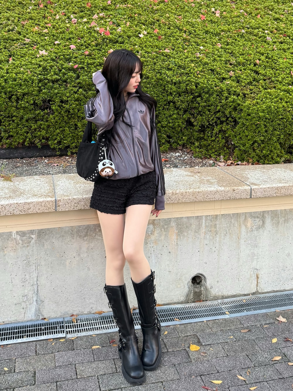 グレー系のその他アウター、ブラック系のスウェットパンツ、ブラック系のハンドバッグを着用したレディースの秋コーディネートの2枚目の写真