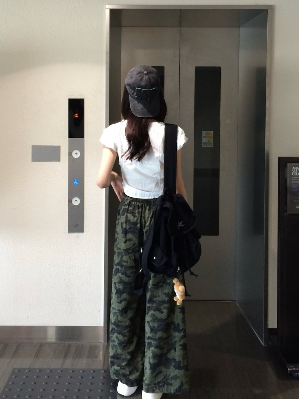 ホワイト系のシャツ/ブラウス、その他のカーゴパンツ、ブラック系のバックパック/リュックを着用したレディースの夏コーディネートの3枚目の写真