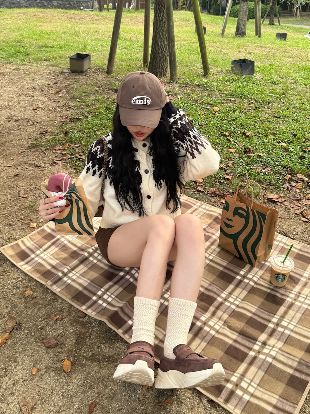 ホワイト系のカーディガン/ボレロ、ブラウン系のその他パンツ、ブラウン系のローファーを着用したレディースの秋コーディネートの3枚目の写真