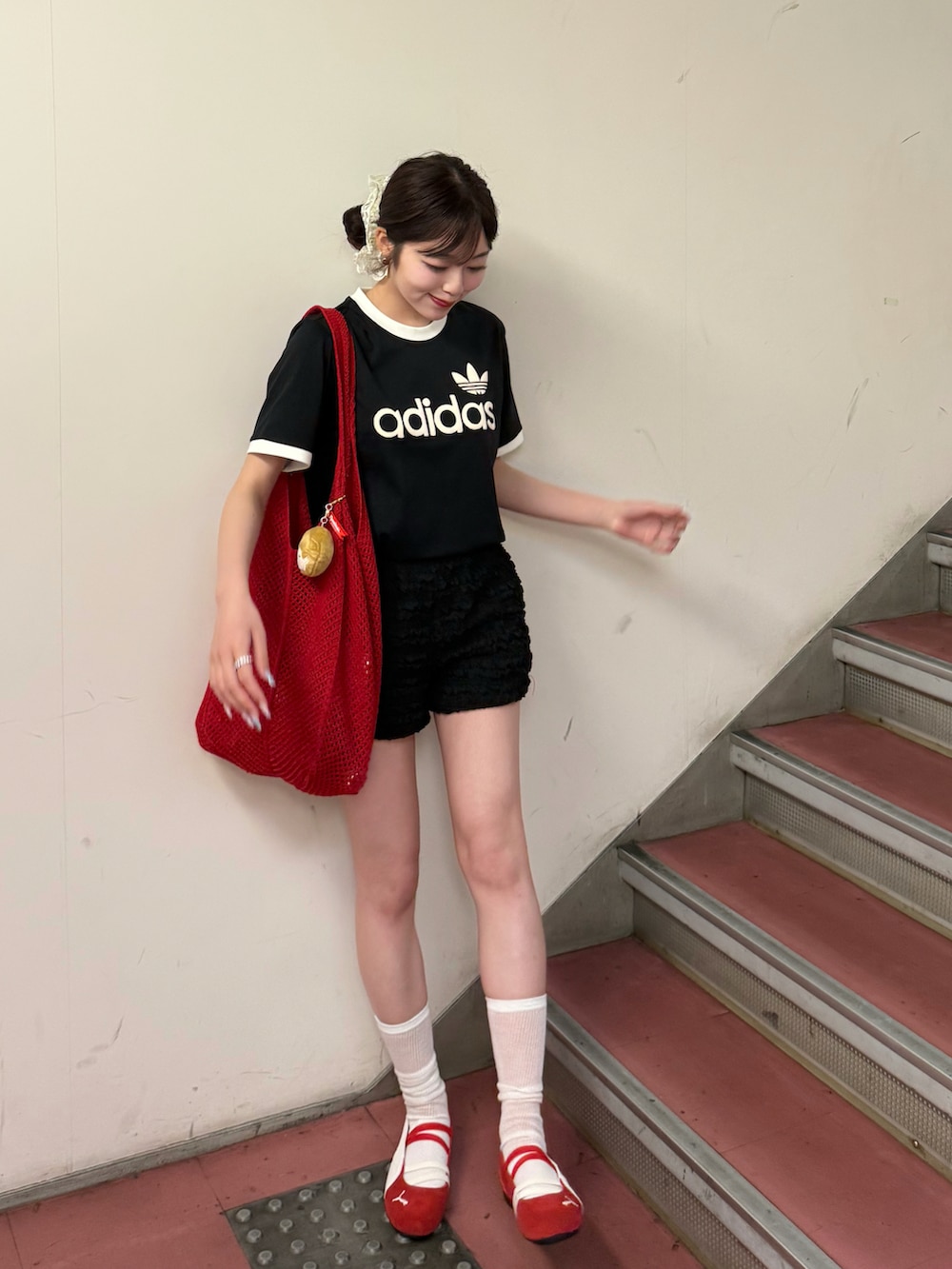 ブラック系のTシャツ/カットソー、ブラック系のスウェットパンツ、レッド系のトートバッグを着用したレディースの夏コーディネートの2枚目の写真