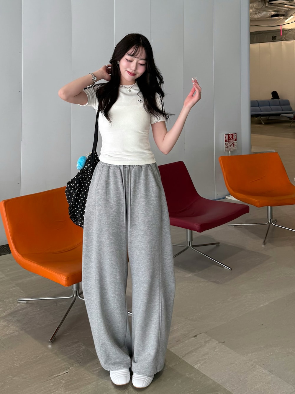 ホワイト系のTシャツ/カットソー、グレー系のスウェットパンツ、ホワイト系のスニーカーを着用したレディースの春コーディネートの2枚目の写真