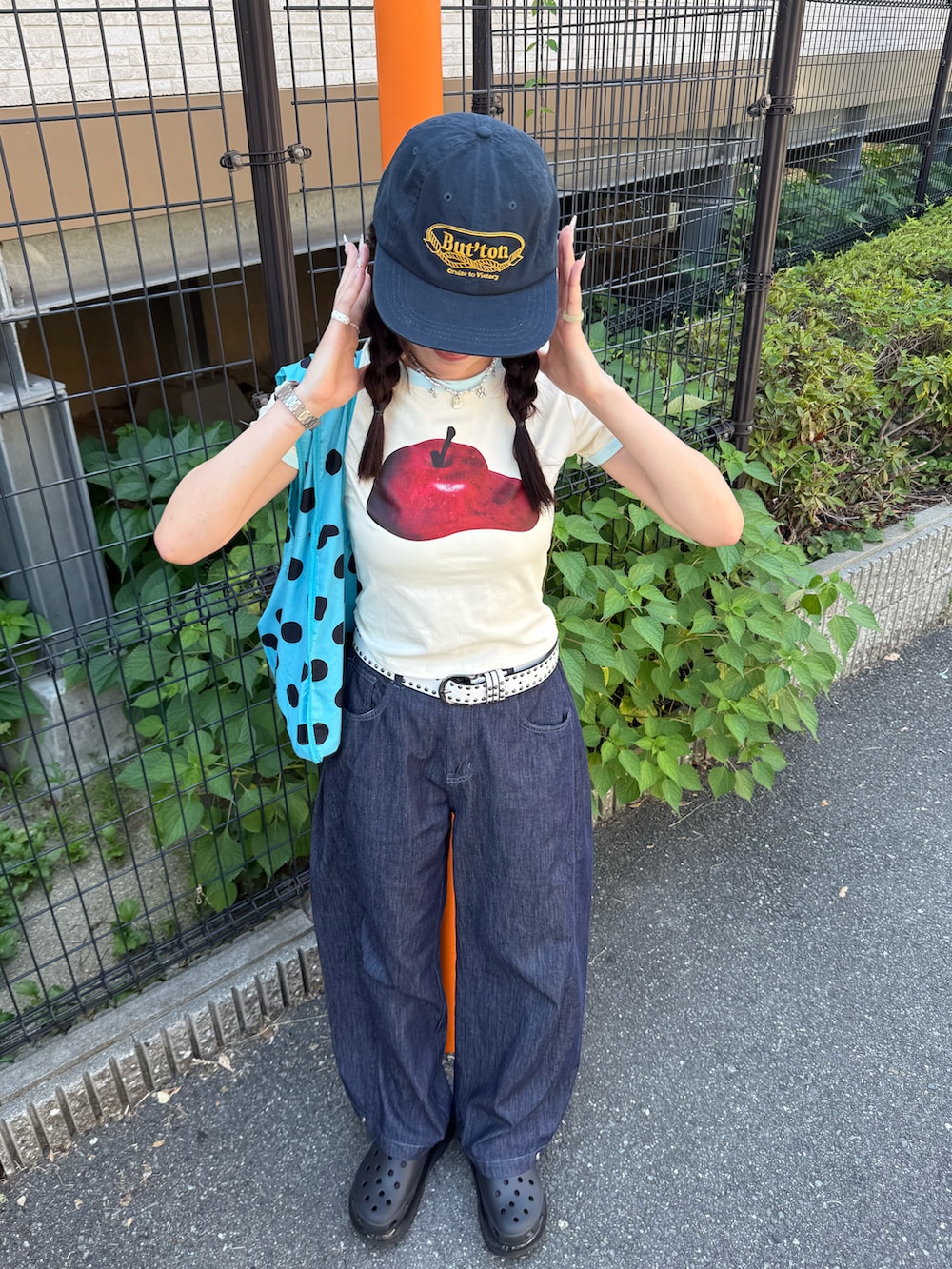 ホワイト系のTシャツ/カットソー、ブルー系のショルダーバッグ、ブルー系のデニムパンツを着用したレディースの夏コーディネートの2枚目の写真