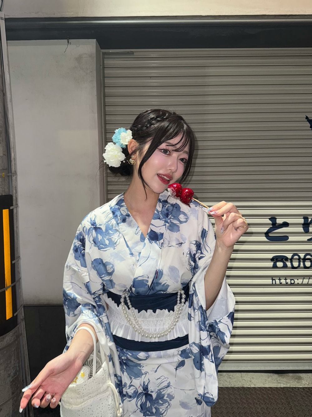 ホワイト系のハンドバッグ、ホワイト系のサンダル、ホワイト系の浴衣を着用したレディースの夏コーディネートの3枚目の写真