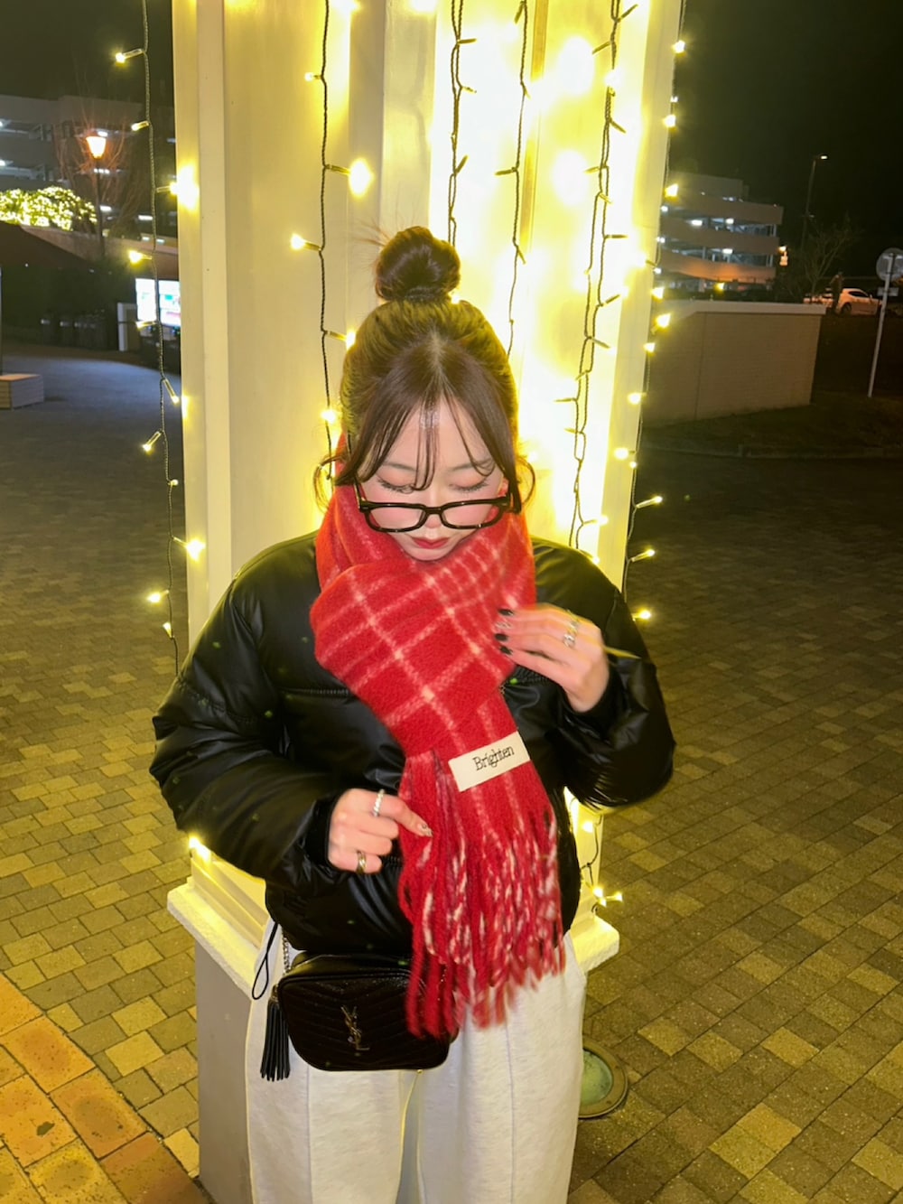 グレー系のスウェットパンツ、ブラック系のダウンジャケット/コート、ブラック系のショルダーバッグを着用したレディースの冬コーディネートの3枚目の写真