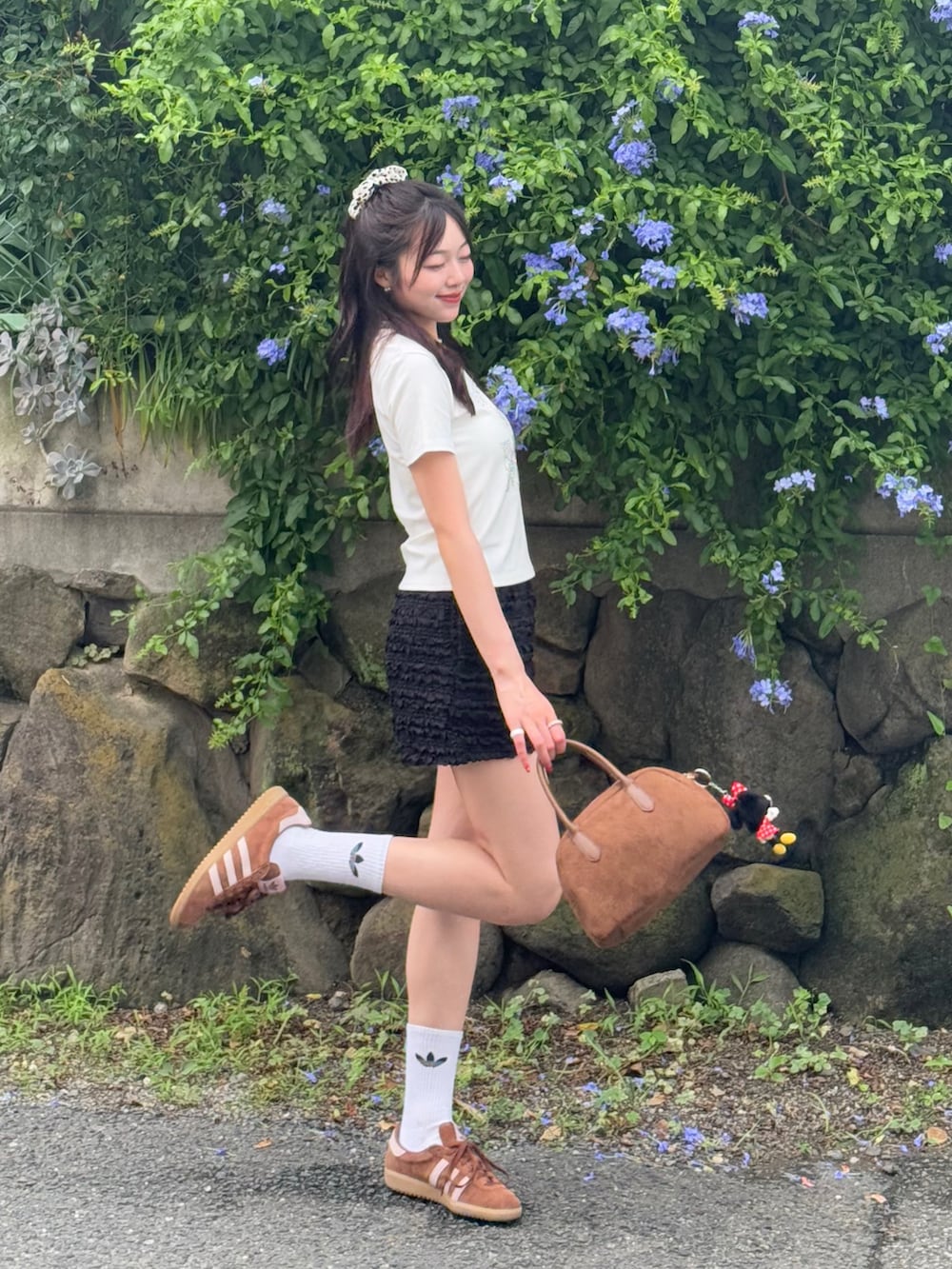 ホワイト系のTシャツ/カットソー、ブラック系のスウェットパンツ、ブラウン系のハンドバッグを着用したレディースの夏コーディネートの2枚目の写真