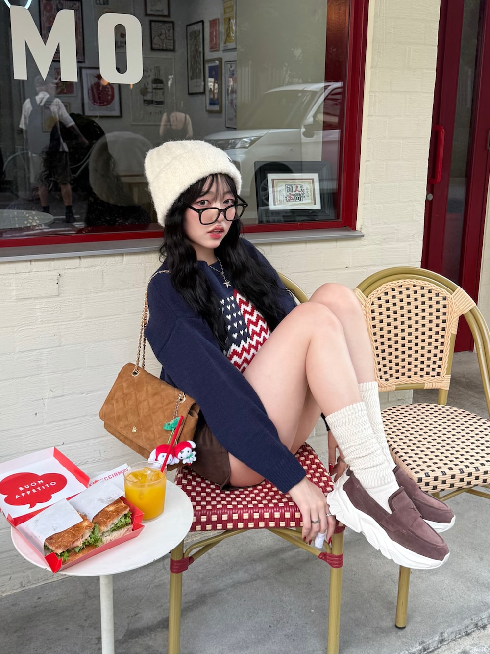 ブラウン系のその他パンツ、ブラウン系のローファー、ブルー系のニット/セーターを着用したレディースの秋コーディネートの3枚目の写真