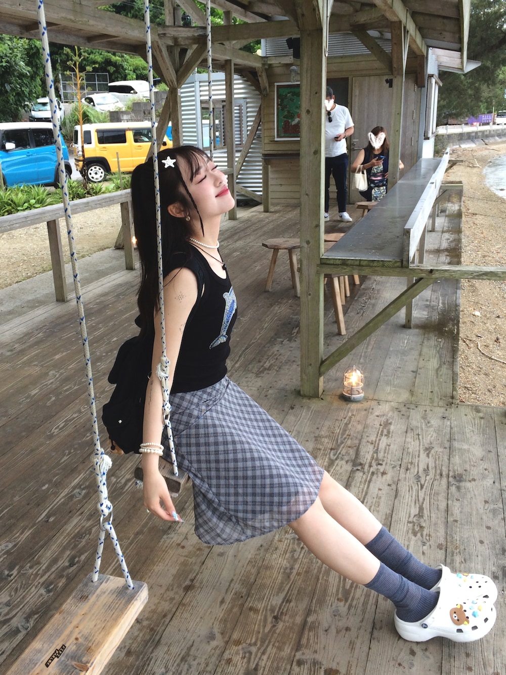 ブラック系のタンクトップ、ブラック系のバックパック/リュック、その他のスカートを着用したレディースの夏コーディネートの2枚目の写真