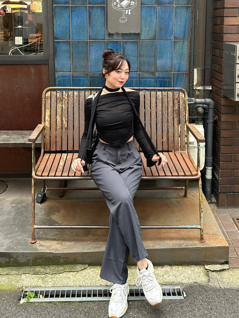 ホワイト系のスニーカー、ブラック系のサングラスを着用したレディースの冬コーディネートの3枚目の写真