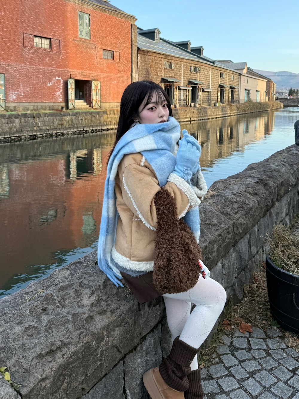 ブラウン系のジャケット/アウター、ブラウン系のハンドバッグ、ブラウン系のその他パンツを着用したレディースの冬コーディネートの3枚目の写真