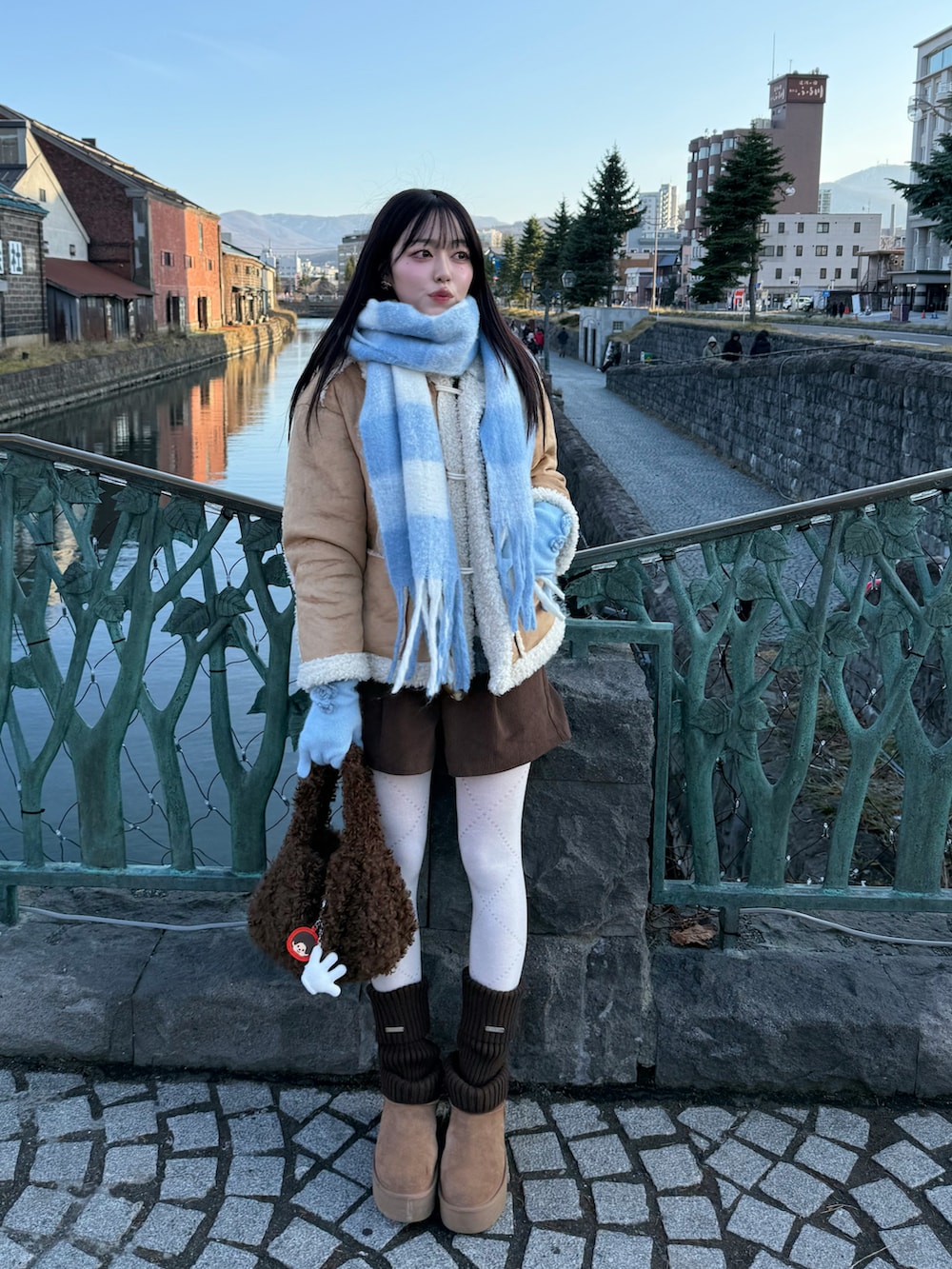 ブラウン系のジャケット/アウター、ブラウン系のハンドバッグ、ブラウン系のその他パンツを着用したレディースの冬コーディネートの2枚目の写真