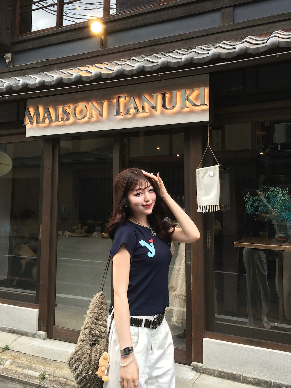 ホワイト系のデニムパンツ、ブルー系のTシャツ/カットソー、グリーン系のバックパック/リュックを着用したレディースの夏コーディネートの4枚目の写真