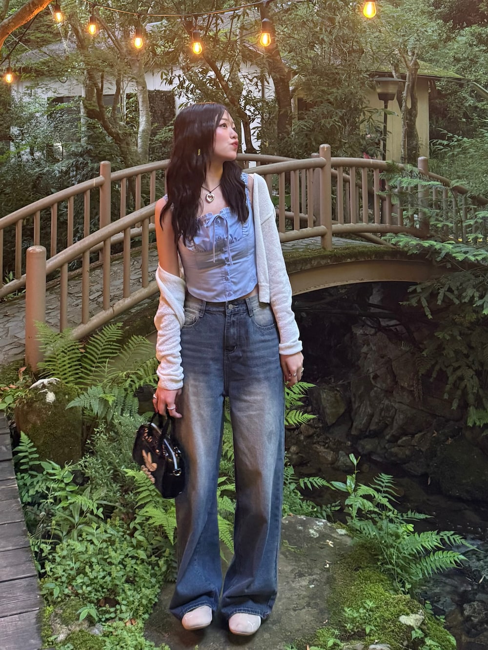 ホワイト系のカーディガン/ボレロ、ブルー系のキャミソール、ブルー系のデニムパンツを着用したレディースの夏コーディネートの2枚目の写真