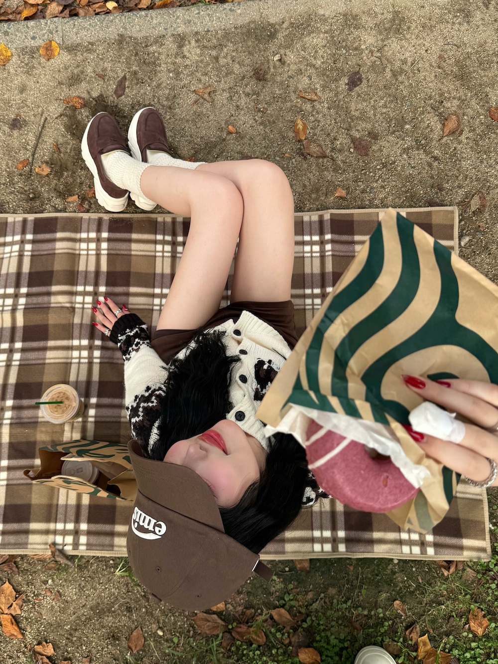 ホワイト系のカーディガン/ボレロ、ブラウン系のその他パンツ、ブラウン系のローファーを着用したレディースの秋コーディネートの4枚目の写真