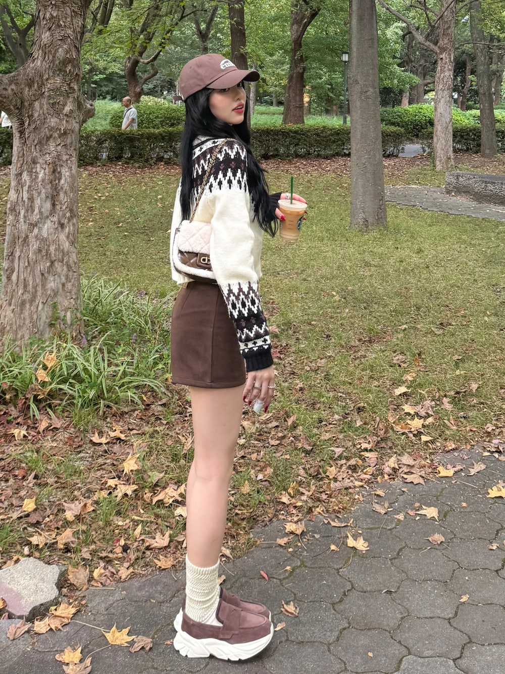 ホワイト系のカーディガン/ボレロ、ブラウン系のその他パンツ、ブラウン系のローファーを着用したレディースの秋コーディネートの2枚目の写真