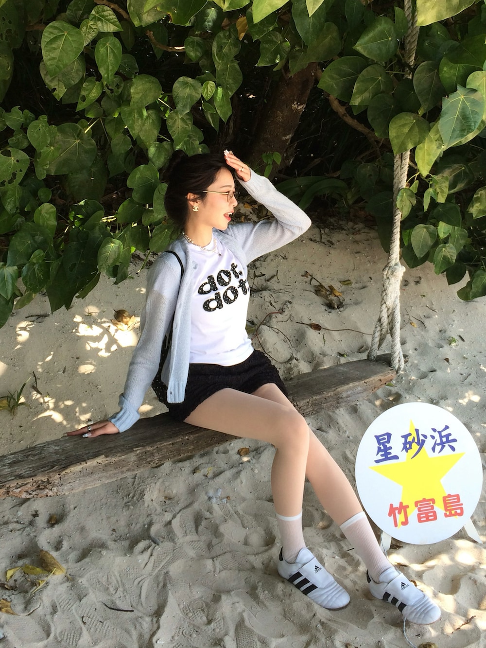 ホワイト系のTシャツ/カットソー、ブラック系のパンツ、ホワイト系のスニーカーを着用したレディースの春コーディネートの2枚目の写真