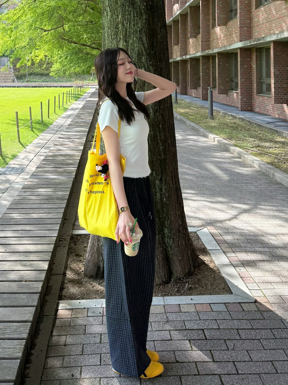 イエロー系のトートバッグ、ブルー系のその他パンツ、イエロー系のスリッポンを着用したレディースの夏コーディネートの2枚目の写真