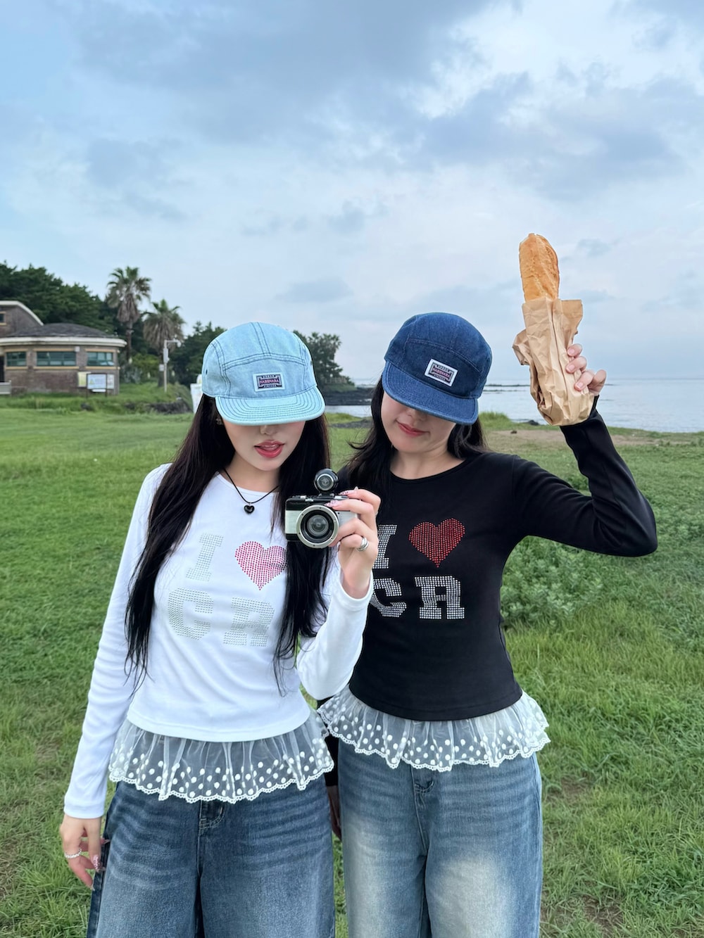 ホワイト系のTシャツ/カットソー、ブルー系のデニムパンツ、ブラック系のスニーカーを着用したレディースの秋コーディネートの3枚目の写真