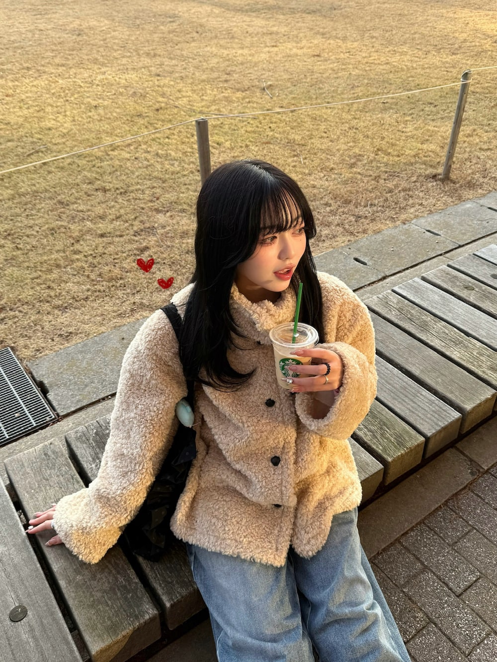 ベージュ系のその他アウター、ブルー系のデニムパンツ、ブラック系のトートバッグを着用したレディースの冬コーディネートの3枚目の写真