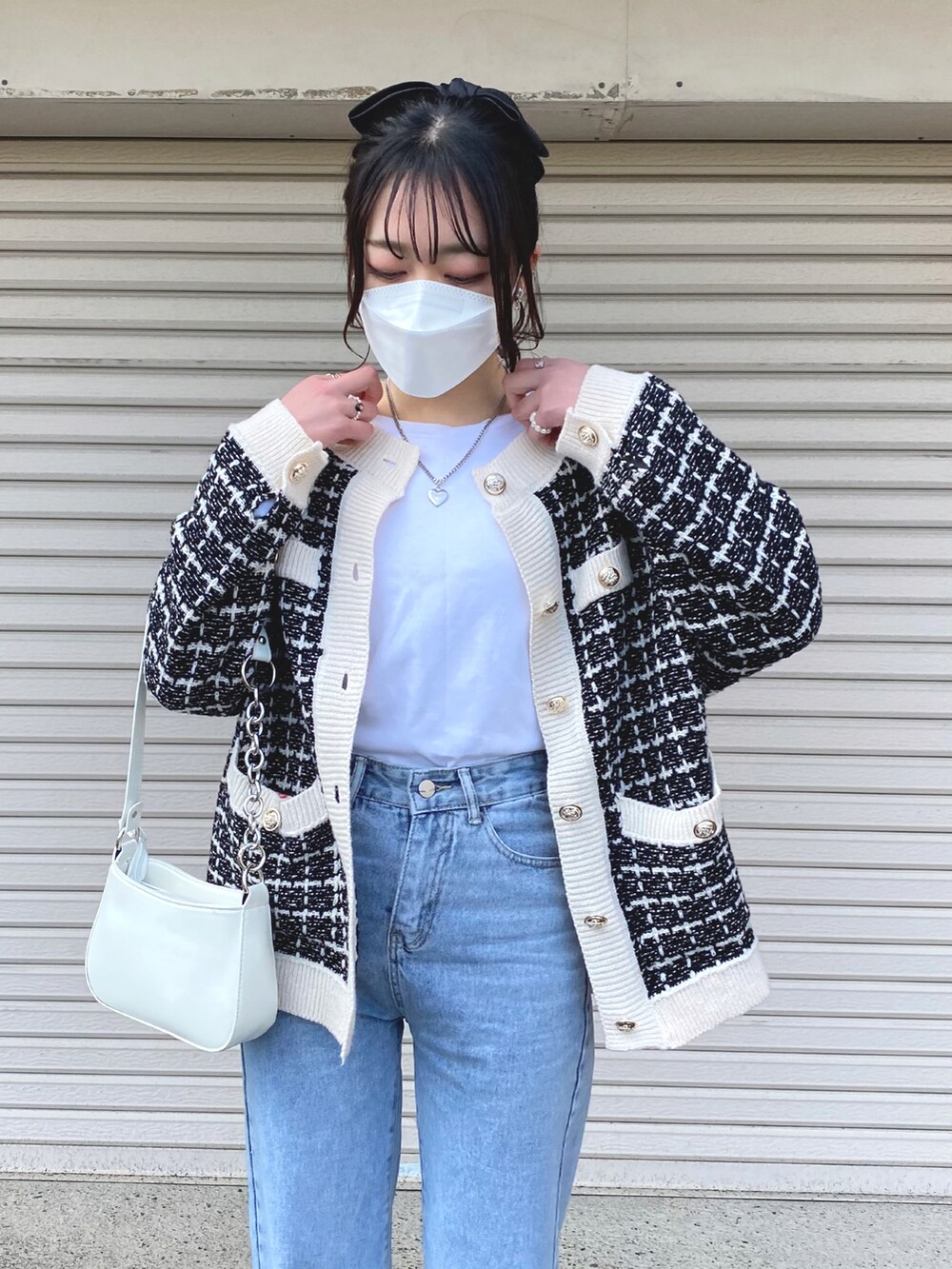 ホワイト系のスニーカー、ホワイト系のショルダーバッグ、ブラック系のカーディガン/ボレロを着用したレディースの春コーディネートの5枚目の写真