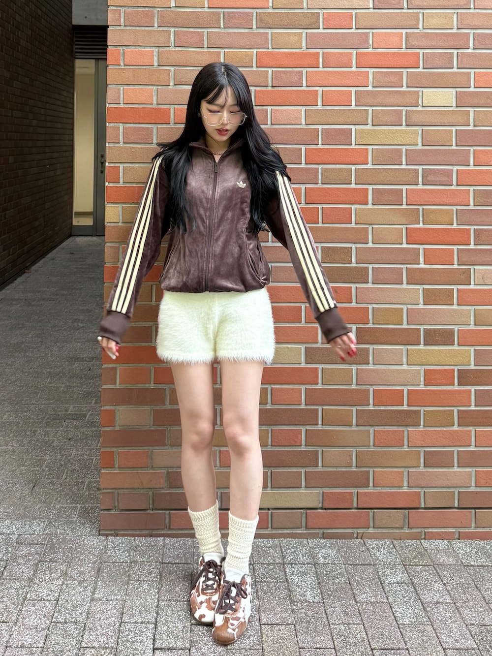 ブラウン系のジャージ、ホワイト系のその他パンツ、ブラック系のバックパック/リュックを着用したレディースの秋コーディネートの2枚目の写真