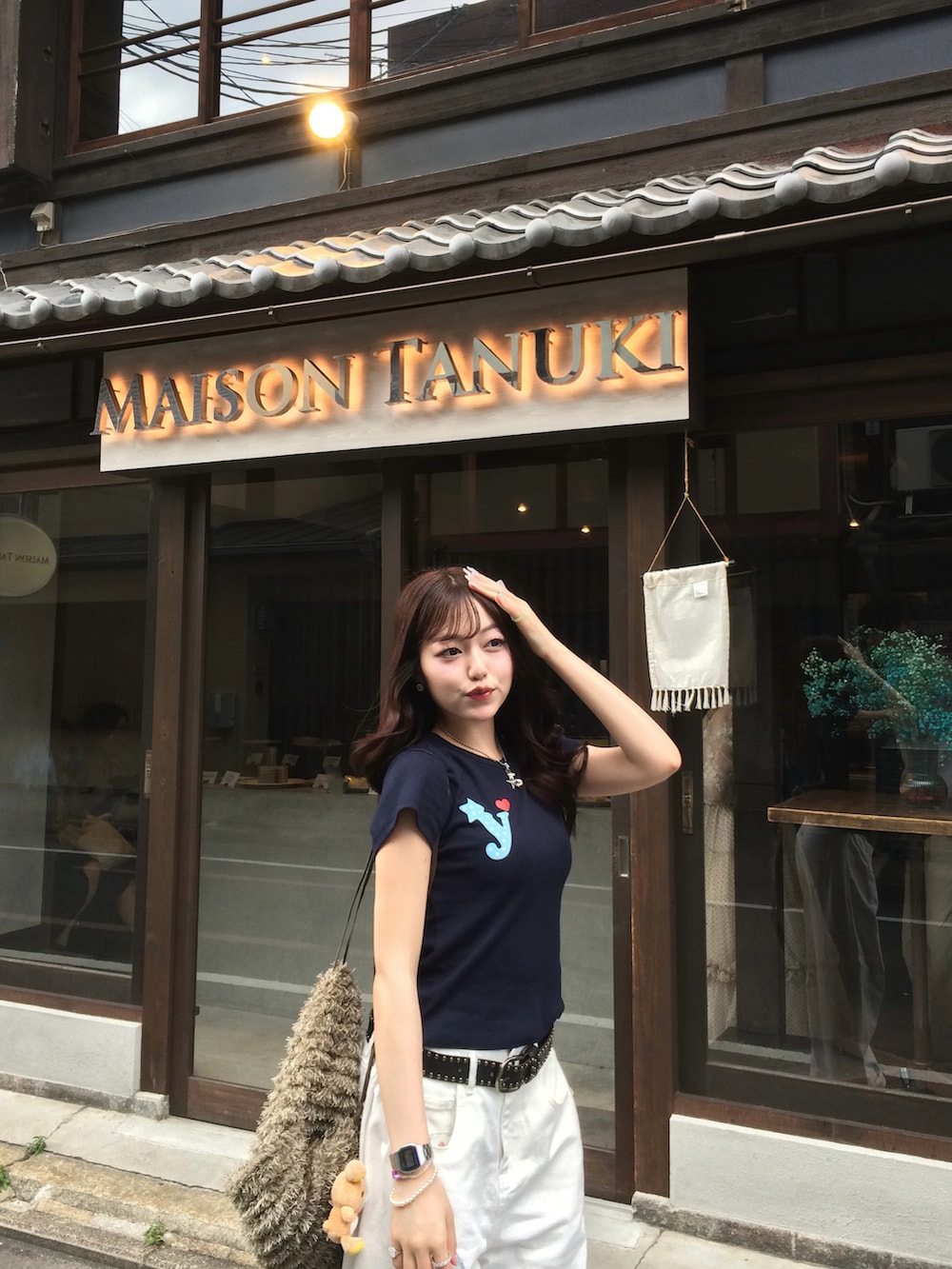 ホワイト系のデニムパンツ、ブルー系のTシャツ/カットソー、グリーン系のバックパック/リュックを着用したレディースの夏コーディネートの3枚目の写真