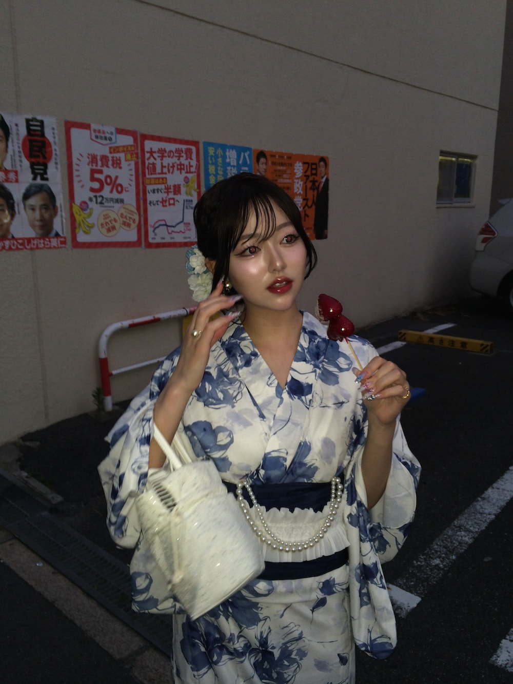 ホワイト系のハンドバッグ、ホワイト系のサンダル、ホワイト系の浴衣を着用したレディースの夏コーディネートの2枚目の写真