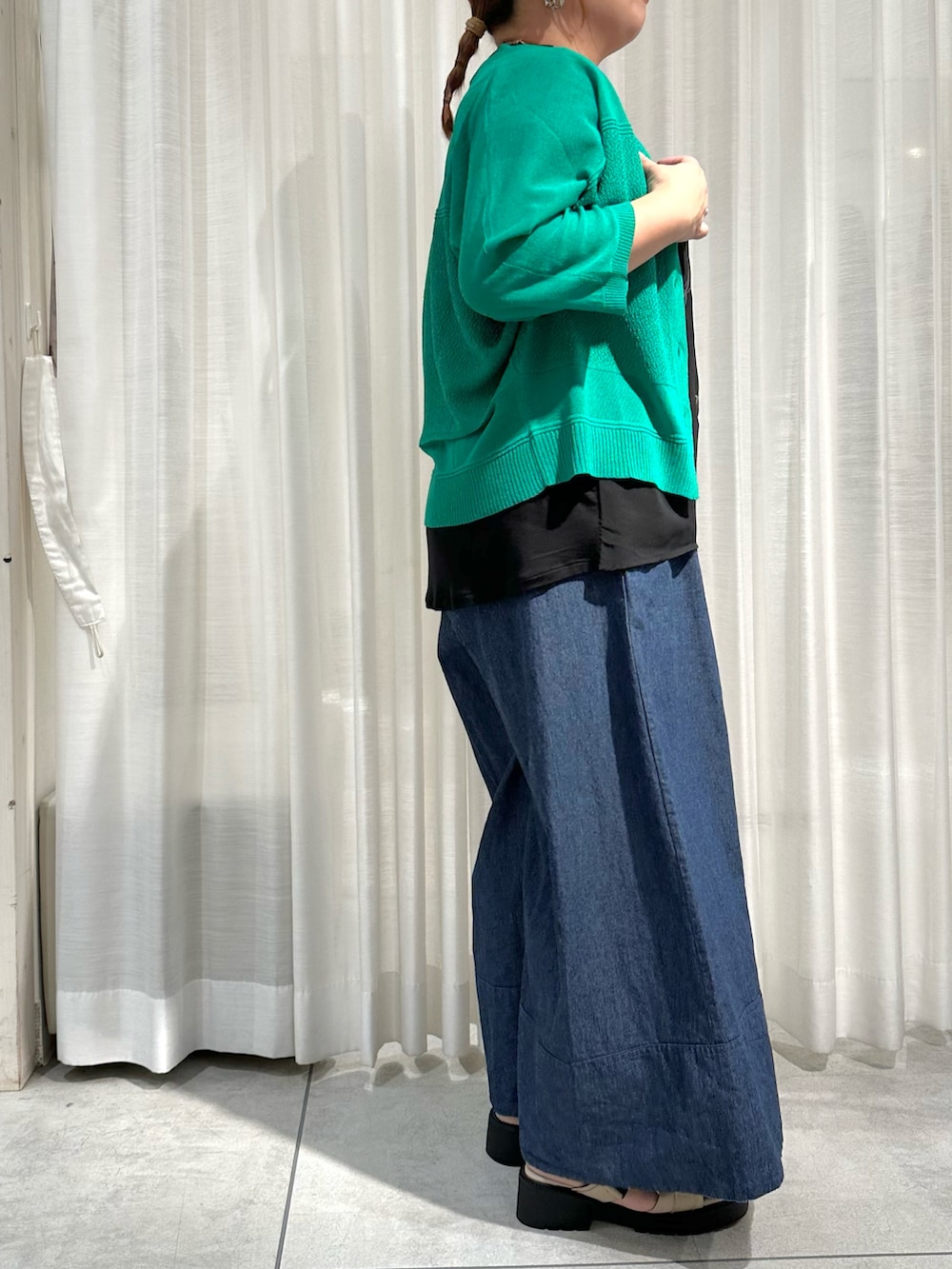 「カラーコーデ、デニム、ワイドパンツ、カーディガン、シアートップス、ラクチンコーデ」｜「Bou JeloudのシアーレイヤードレオパードＴシャツ（Tシャツ/カットソー、ブラック系）」を使った、こっきーさん（骨格ストレート・レディース・153cm）の春コーディネートの3枚目の写真