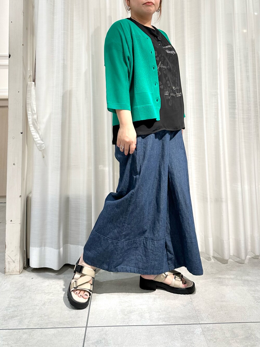 「カラーコーデ、デニム、ワイドパンツ、カーディガン、シアートップス、ラクチンコーデ」｜「Bou JeloudのシアーレイヤードレオパードＴシャツ（Tシャツ/カットソー、ブラック系）」を使った、こっきーさん（骨格ストレート・レディース・153cm）の春コーディネートの2枚目の写真