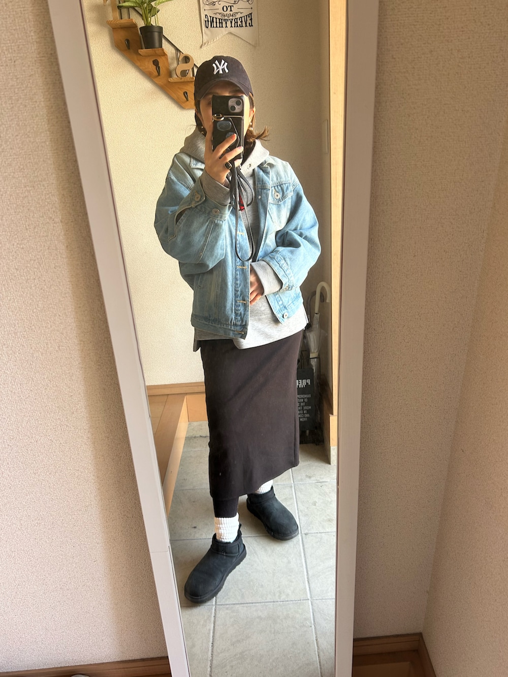 「今日のコーデ、春服、オトナカジュアル、初春コーデ、UNIQLO、UGG、デニムジャケット、カジュアル、着回しコーデ」｜「Javaの《JaVaジャバ コラボ》滑らか＆艶やか。ダンボールニットカンガルーポケットパーカー（パーカー、グレー系）」を使った、capy☺︎さん（骨格ウェーブ・レディース・163cm）の冬コーディネートの3枚目の写真