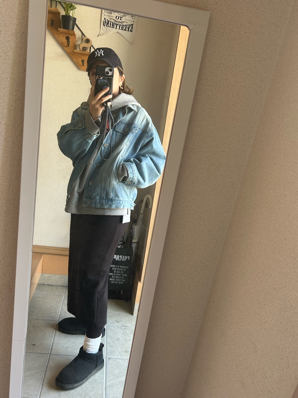 「今日のコーデ、春服、オトナカジュアル、初春コーデ、UNIQLO、UGG、デニムジャケット、カジュアル、着回しコーデ」｜「Javaの《JaVaジャバ コラボ》滑らか＆艶やか。ダンボールニットカンガルーポケットパーカー（パーカー、グレー系）」を使った、capy☺︎さん（骨格ウェーブ・レディース・163cm）の冬コーディネートの2枚目の写真
