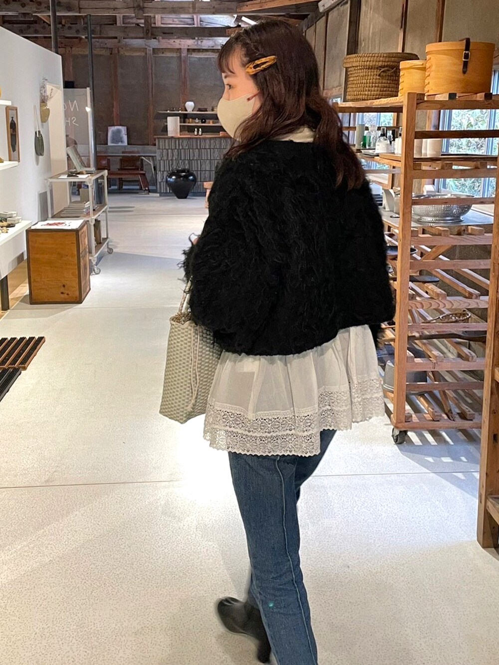 ブラック系のカーディガン/ボレロを着用したレディースの冬コーディネートの2枚目の写真