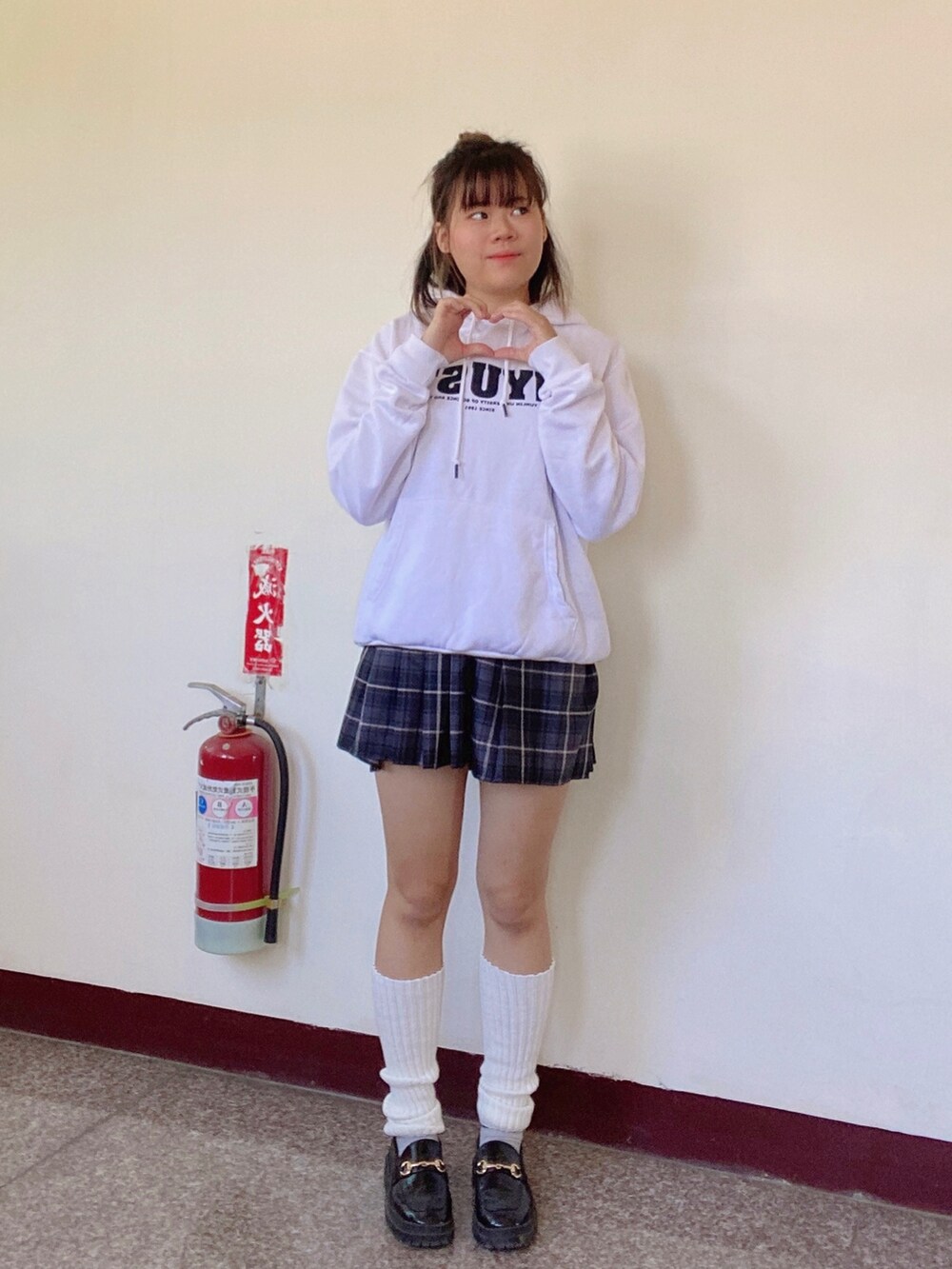 ブラック系のローファーを着用したレディースの冬コーディネートの2枚目の写真