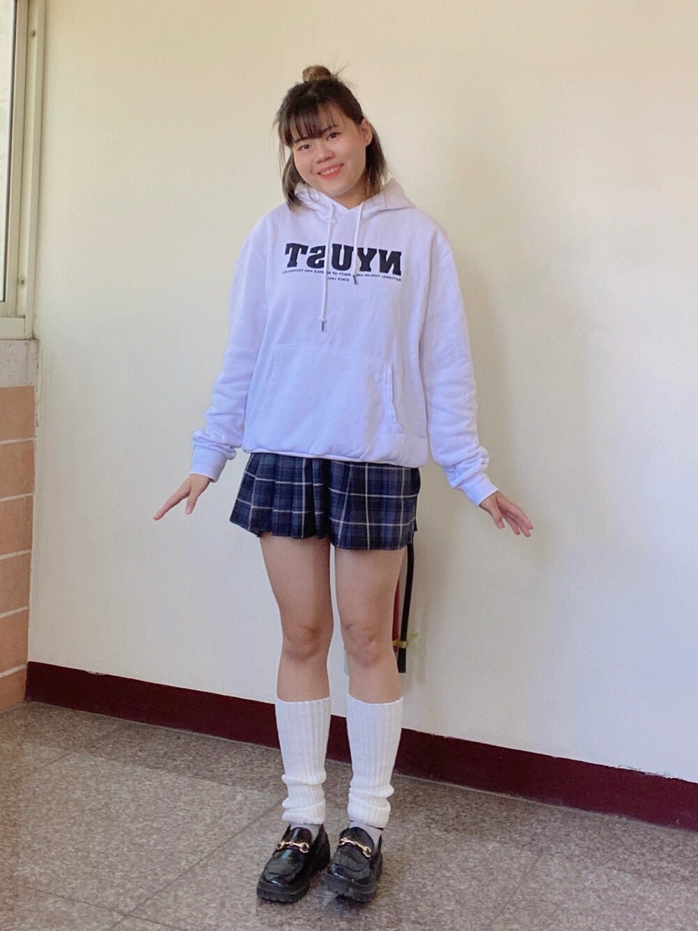 ブラック系のローファーを着用したレディースの冬コーディネートの3枚目の写真