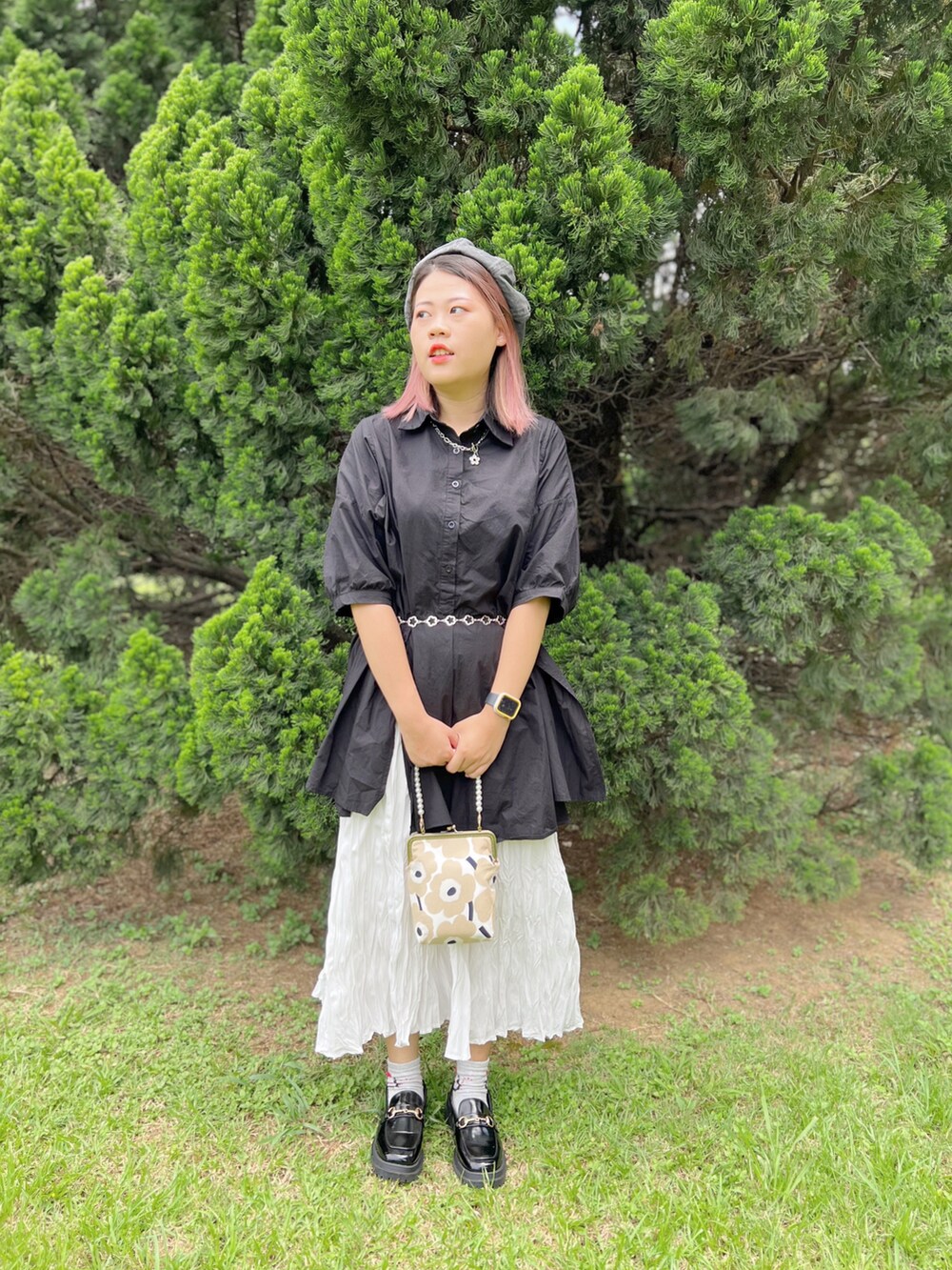 ベージュ系のバッグを着用したレディースの冬コーディネートの2枚目の写真