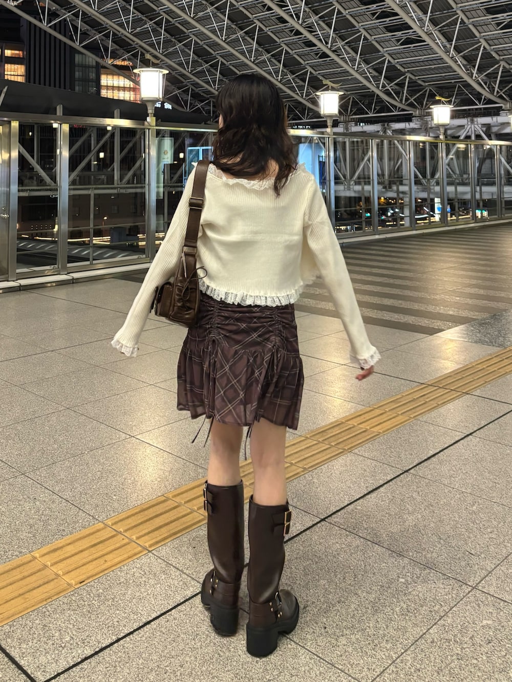 ホワイト系のカーディガン/ボレロ、ブラウン系のショルダーバッグ、ブラウン系のワンピースを着用したレディースの秋コーディネートの3枚目の写真