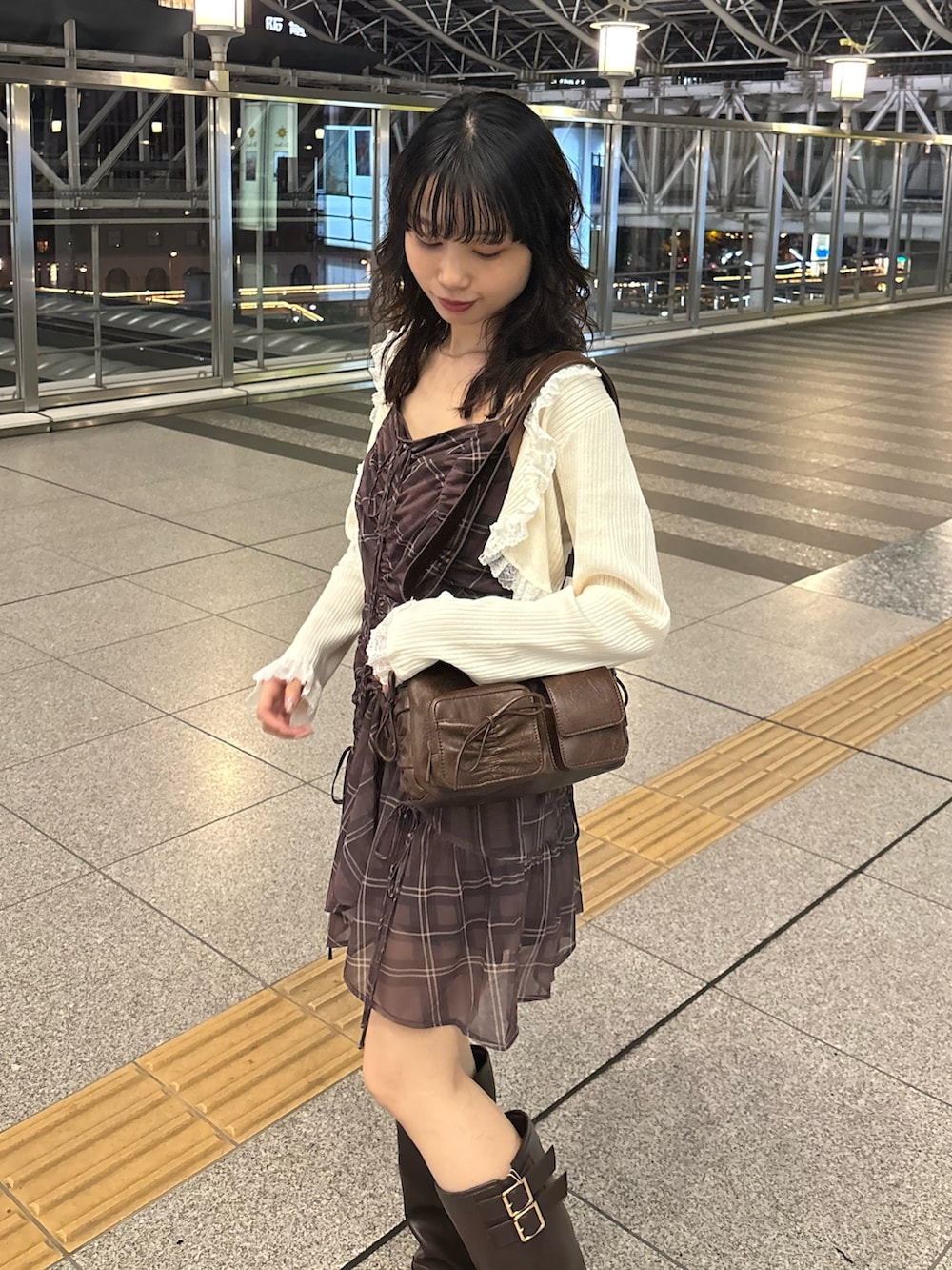 ホワイト系のカーディガン/ボレロ、ブラウン系のショルダーバッグ、ブラウン系のワンピースを着用したレディースの秋コーディネートの2枚目の写真