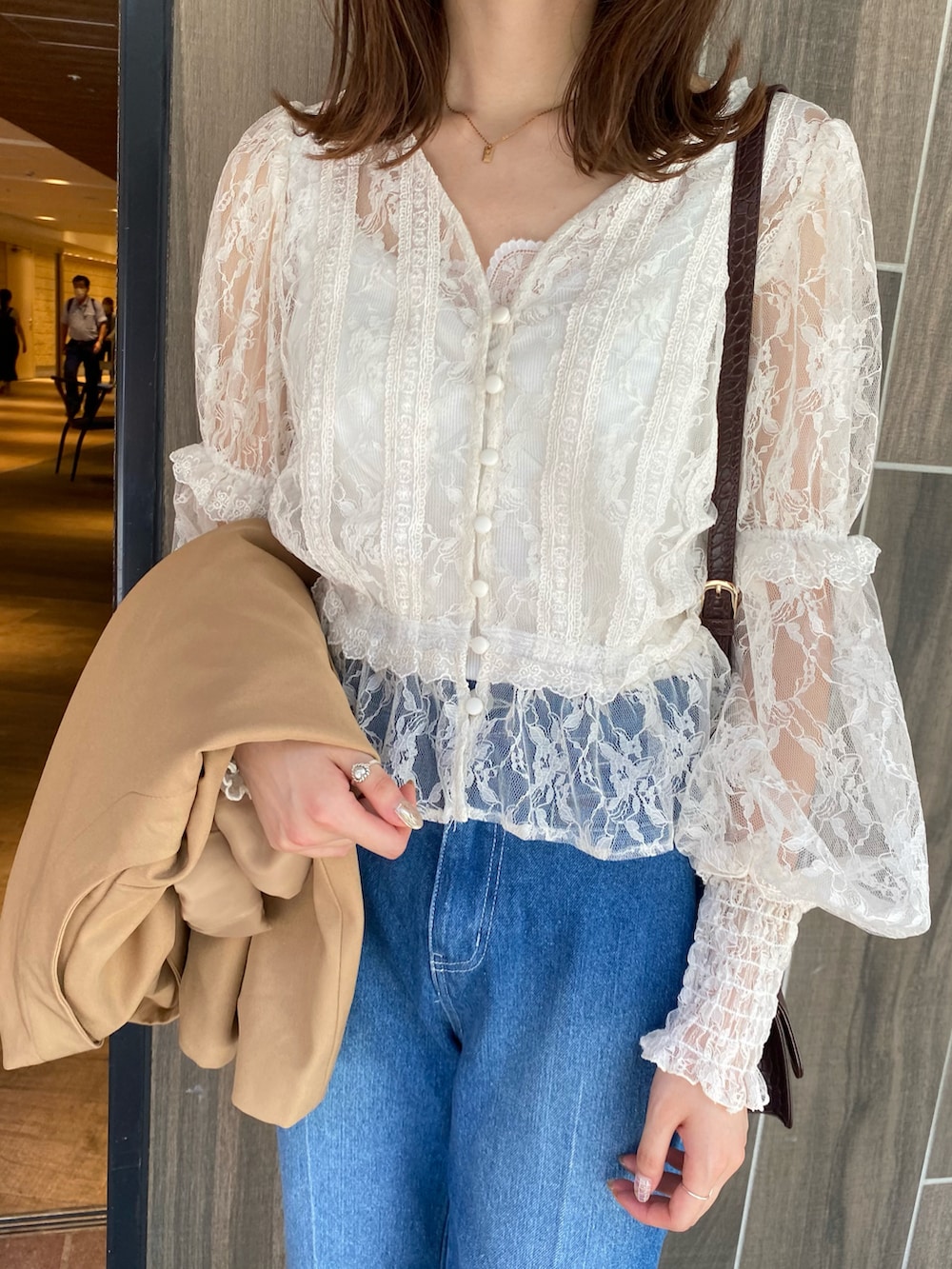 ホワイト系のシャツ/ブラウス、ブルー系のデニムパンツ、ブラック系のその他シューズを着用したレディースの夏コーディネートの3枚目の写真