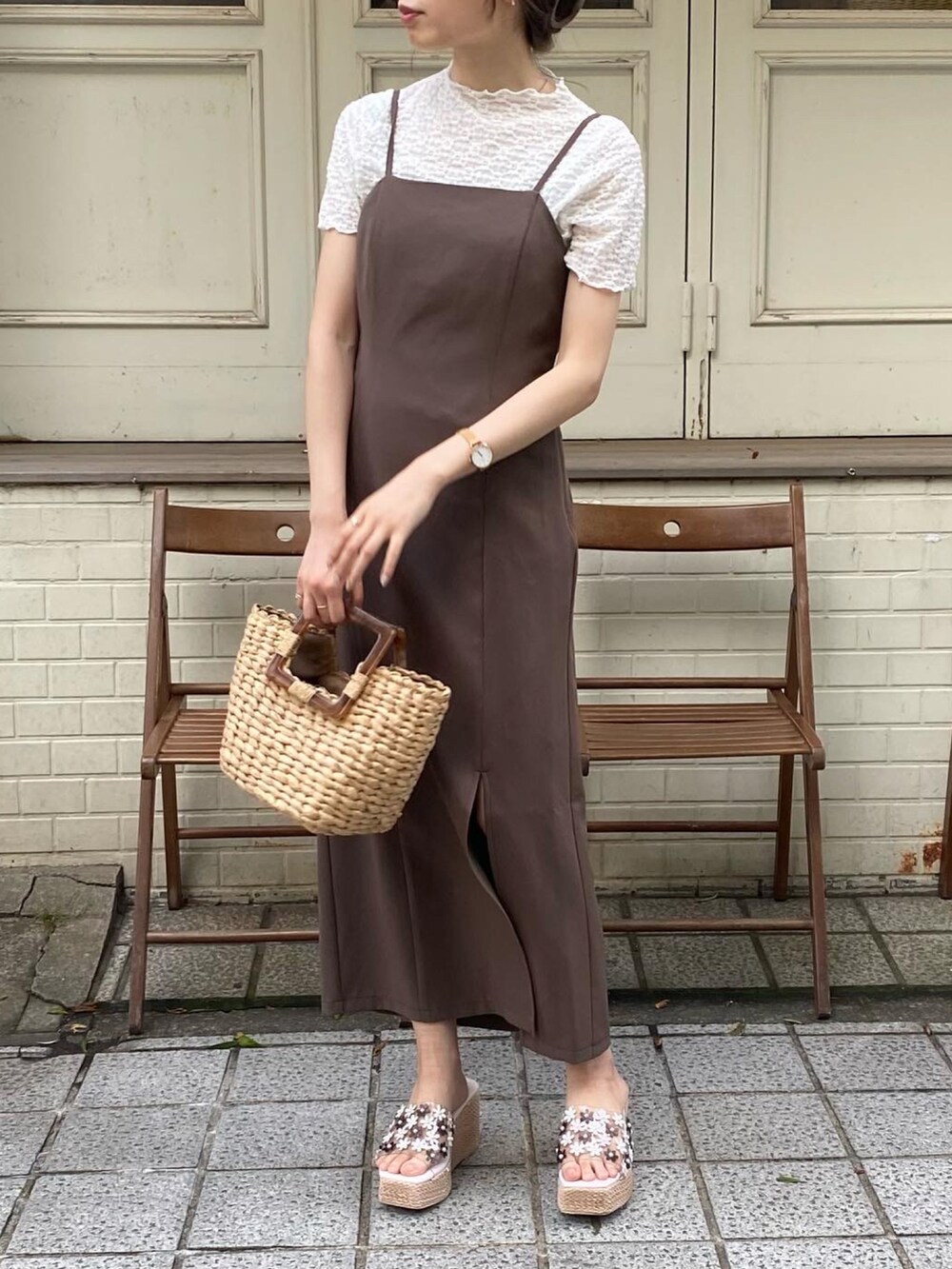 その他のサンダル、ホワイト系のショルダーバッグ、ホワイト系のTシャツ/カットソーを着用したレディースの夏コーディネートの2枚目の写真