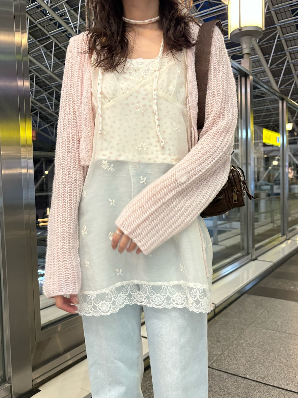 ピンク系のTシャツ/カットソー、ブルー系のデニムパンツ、ホワイト系のチュニックを着用したレディースの夏コーディネートの4枚目の写真