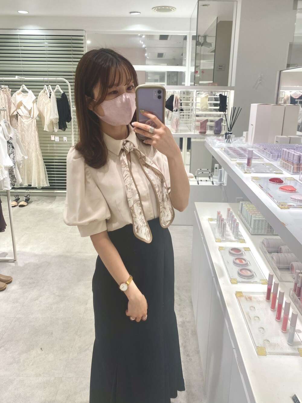 ホワイト系のサンダル、ブラック系のスカート、ベージュ系のシャツ/ブラウスを着用したレディースの夏コーディネートの2枚目の写真