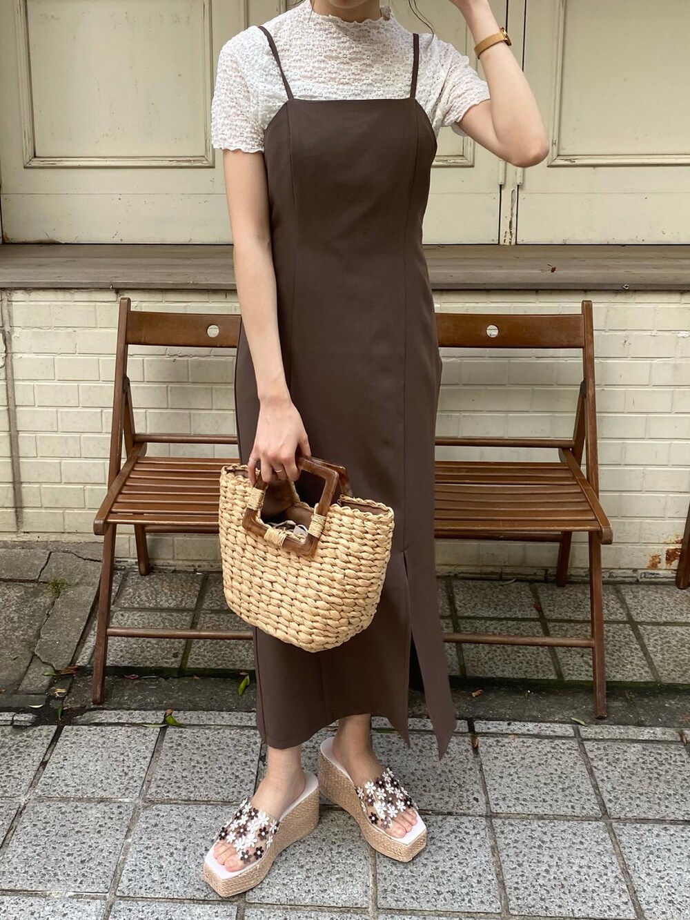 その他のサンダル、ホワイト系のショルダーバッグ、ホワイト系のTシャツ/カットソーを着用したレディースの夏コーディネートの3枚目の写真