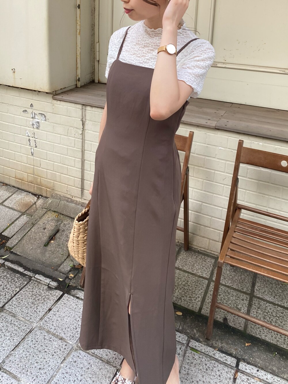 その他のサンダル、ホワイト系のショルダーバッグ、ホワイト系のTシャツ/カットソーを着用したレディースの夏コーディネートの4枚目の写真