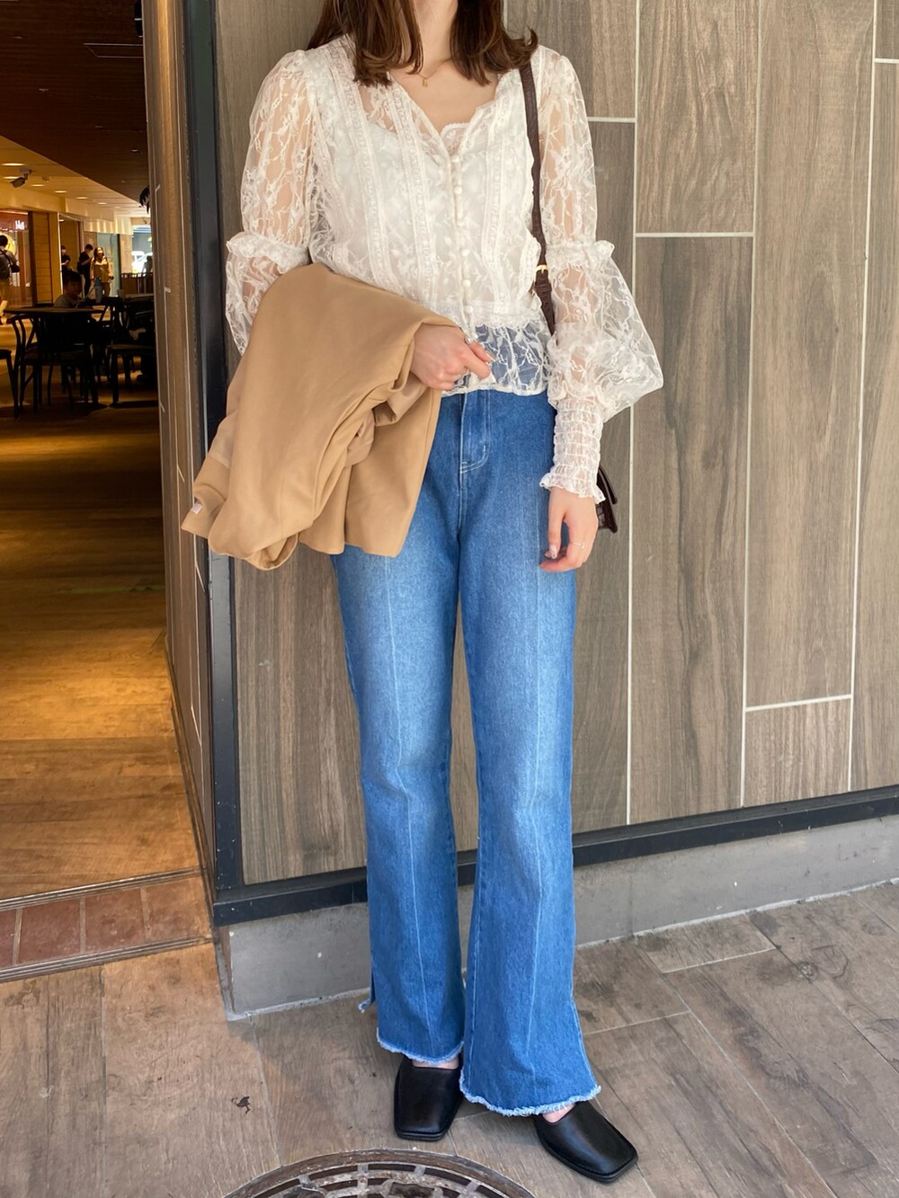 ホワイト系のシャツ/ブラウス、ブルー系のデニムパンツ、ブラック系のその他シューズを着用したレディースの夏コーディネートの2枚目の写真