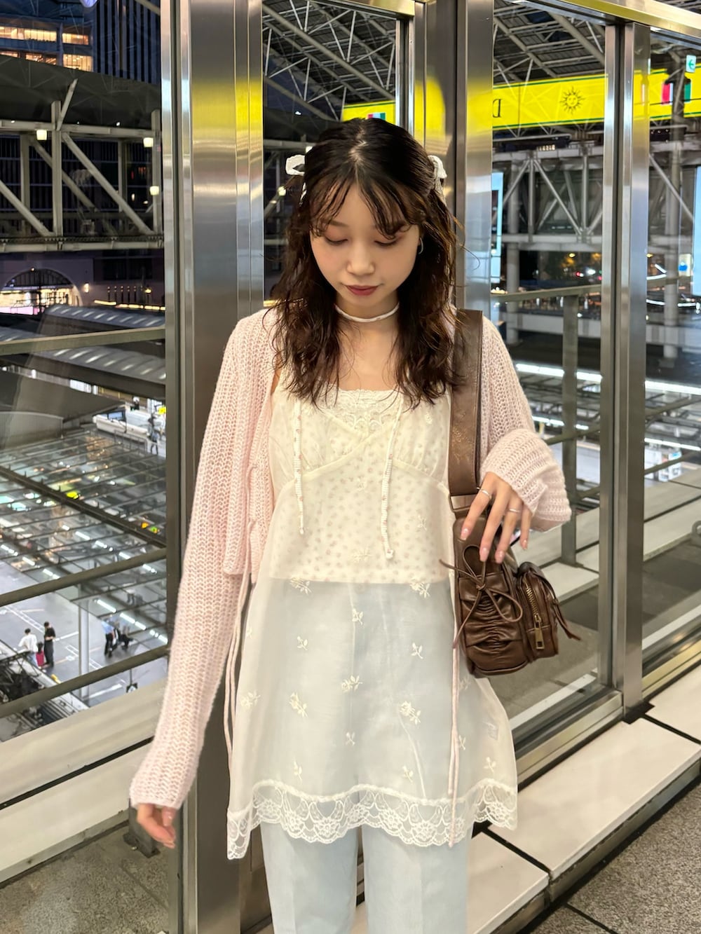 ピンク系のTシャツ/カットソー、ブルー系のデニムパンツ、ホワイト系のチュニックを着用したレディースの夏コーディネートの2枚目の写真