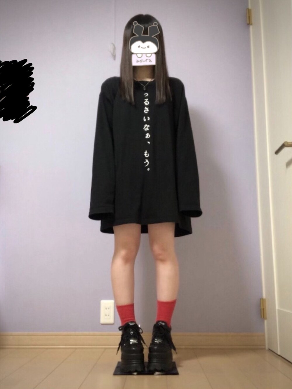 ブラック系のライダースジャケット、ブラック系のTシャツ/カットソー、ブラック系のスカートを着用したレディースの秋コーディネートの2枚目の写真