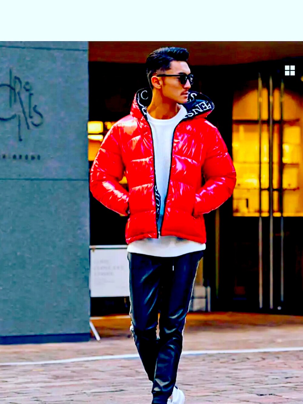 レッド系のダウンジャケット/コート、ブルー系のデニムパンツ、ブラウン系のブーツを着用したメンズの冬コーディネートの3枚目の写真