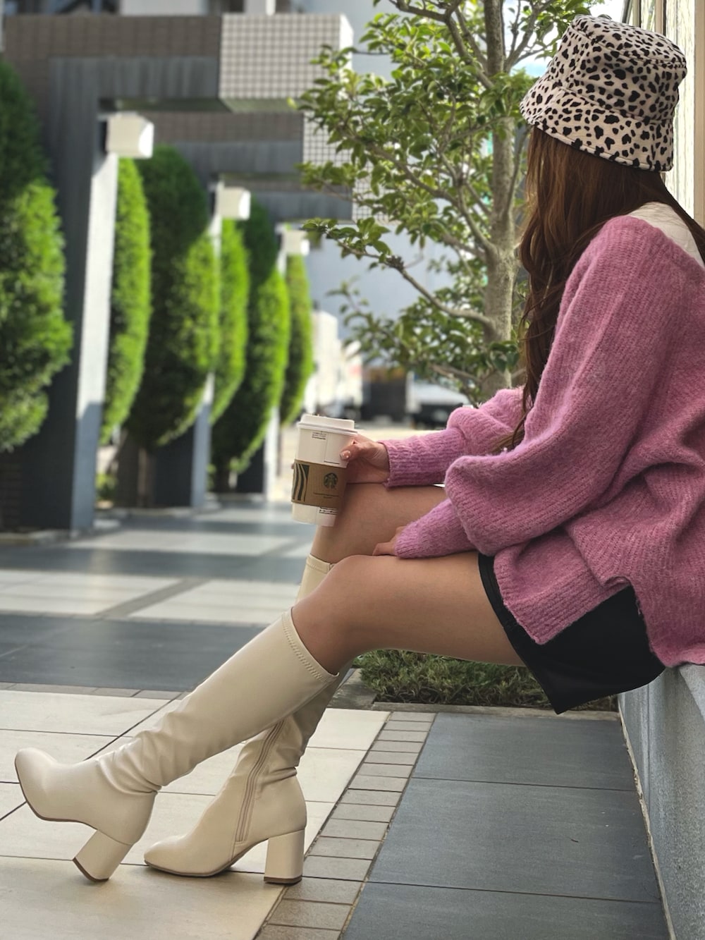 ホワイト系のブーツを着用したレディースの秋コーディネートの2枚目の写真