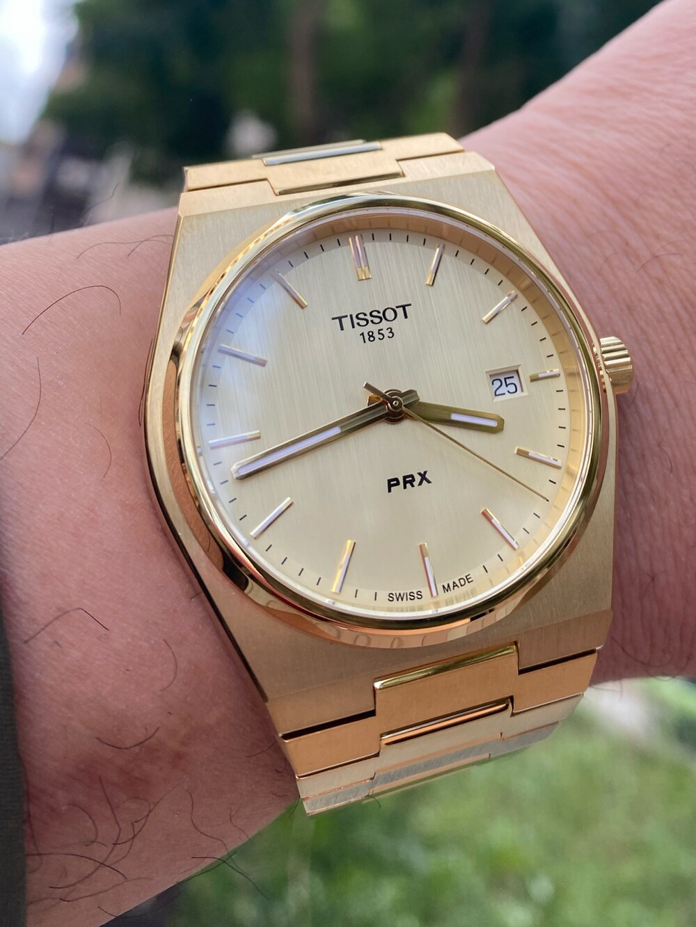 ゴールド系の腕時計を着用したメンズの冬コーディネートの2枚目の写真