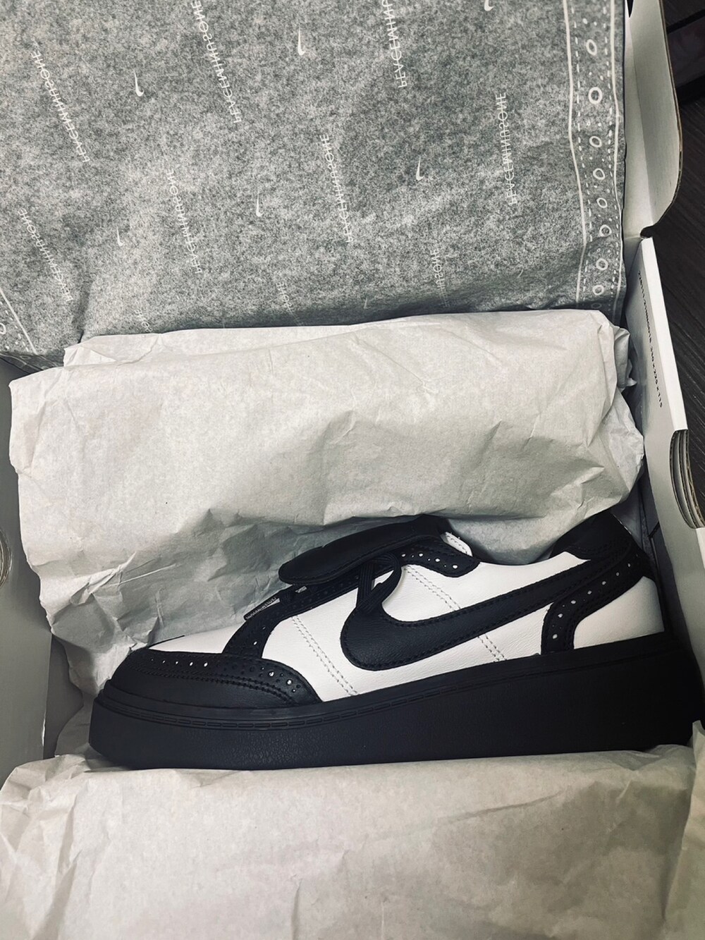 ホワイト系のシューズ、ブラック系のファッション雑貨を着用したメンズの春コーディネートの2枚目の写真